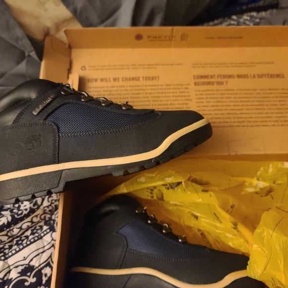 Brand new in the og box timberland boys shoes in a beautiful blue color - Picture 8 of 9